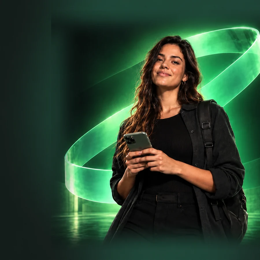 Estudante usando celular em composição verde do programa de indicação